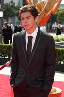 los angeles, 10 sep - jake t austin arriveert bij de creative primetime emmy awards aankomsten bij nokia theater op 10 september 2011 in los angeles, ca foto