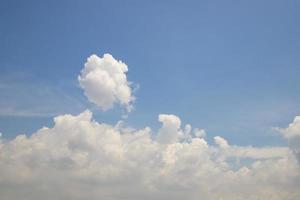 mooie blauwe lucht met witte wolk natuurlijke achtergrondweergave foto