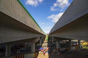 hemelwaarts zicht op de kruising van bhanga de snelwegbrug in dhaka-bangladesh foto