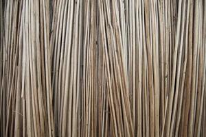 rijen en rijen bruine jute stokken textuur achtergrond van een veld foto