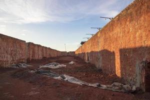 Brickfield uitzicht op het avondzonlicht onder de witte bewolkte blauwe lucht foto