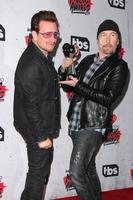 los angeles, 3 apr - bono, the edge bij de iheart radio music awards 2016 perskamer op het forum op 3 april 2016 in inglewood, ca foto