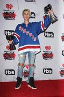 los angeles, 3 april - justin bieber op de iheart radio music awards 2016 perskamer op het forum op 3 april 2016 in inglewood, ca foto