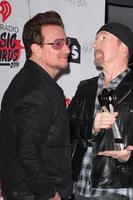 los angeles, 3 apr - bono, the edge bij de iheart radio music awards 2016 perskamer op het forum op 3 april 2016 in inglewood, ca foto