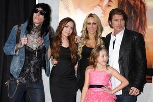 los angeles, 25 maart - tish en billy ray cyrus, en familie behalve miley arriveren bij de laatste wereldpremière van het lied in arclight theaters op 25 maart 2011 in los angeles, ca foto