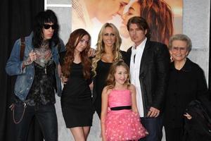 los angeles, 25 maart - tish en billy ray cyrus, en familie behalve miley arriveren bij de laatste wereldpremière van het lied in arclight theaters op 25 maart 2011 in los angeles, ca foto