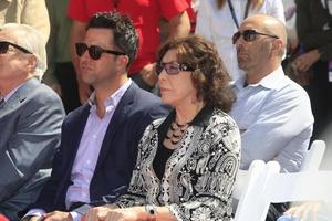 los angeles, 26 april - troy garity, lily tomlin bij de jane fonda hand- en voetafdrukceremonie in het chinese theater op 26 april 2013 in los angeles, ca foto