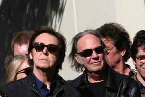 los angeles, 9 feb - paul mccartney, neil young bij de hollywood walk of fame-ceremonie voor paul mccartney bij capital records building op 9 februari 2012 in los angeles, ca foto