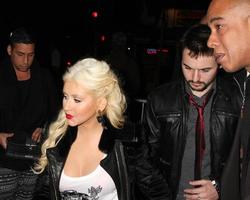 los angeles, 8 nov - christina aguilera, matthew rutler arriveert op het skyrim-lanceringsevenement in het belasco-theater op 8 november 2011 in los angeles, ca foto