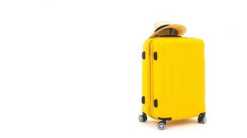 gele reisbagage met hoed op geïsoleerde witte achtergrond foto