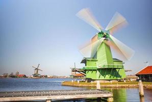 oude hollandse molens in beweging in de stad amsterdam foto