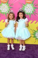 Los Angeles, 23 maart - Rosie Mcclelland, Sophia Grace Brownlee arriveert bij de 26e jaarlijkse Kids Choice Awards van Nickelodeon in het USC Galen Centre op 23 maart 2013 in Los Angeles, Californië foto