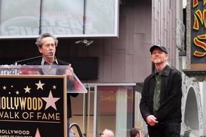 los angeles, 10 december - brian grazer, ron howard bij de ron howard star op de hollywood walk of fame op de hollywood blvd op 10 december 2015 in los angeles, ca foto