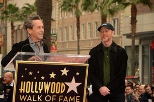 los angeles, 10 december - brian grazer, ron howard bij de ron howard star op de hollywood walk of fame op de hollywood blvd op 10 december 2015 in los angeles, ca foto