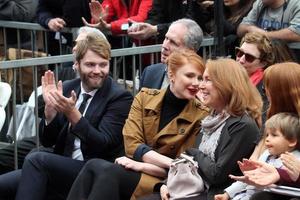 los angeles, 10 dec - seth gabel, bryce dallas howard, theodore gabel, cheryl howard bij de ron howard star op de hollywood walk of fame op de hollywood blvd op 10 december 2015 in los angeles, ca foto