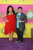 los angeles, 23 maart - raini rodriguez, rico rodriguez arriveert bij de 26e jaarlijkse kinderkeuzeprijzen van nikkelodeon in het usc galen center op 23 maart 2013 in los angeles, ca foto