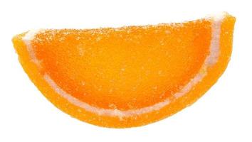 een schijfje sinaasappel van marmelade is geïsoleerd op een witte achtergrond. foto