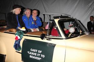 los angeles, 1 dec - tony dow, ken osmond, jerry mathers bij de hollywood kerstparade van 2013 in hollywood en highland op 1 december 2013 in los angeles, ca foto