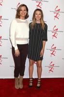 los angeles, 8 sep - melissa claire egan, elizabeth hendrickson bij de young and the resltless 11.000 show viering in de cbs tv city op 8 september 2016 in los angeles, ca foto