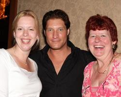 los angeles, 26 aug - angelique de vries, sean kanan, haar moeder woont het young and restless fan dinner 2011 bij in het universal sheraton hotel op 26 augustus 2011 in los angeles, ca. foto