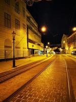 miskolc avond skyline van het centrum foto