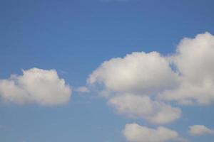 mooie blauwe lucht met witte wolk natuurlijke achtergrondweergave foto