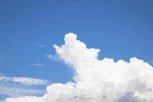 mooie blauwe lucht met witte wolk natuurlijke achtergrondweergave foto