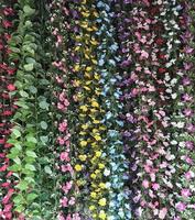 plastic kleurrijke bloem op verticale tuinachtergrond foto
