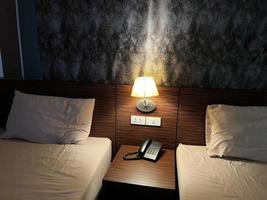 slaapkamer bed kussen matras lamp foto