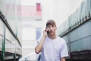 een jonge man in een leeg wit t-shirt foto