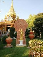 boeddha goud kleur thaise tempel heilige dingen geloof foto