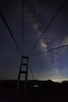 silhouet van touwbrug met wolk en melkweg, lange blootstelling foto.met graan. foto