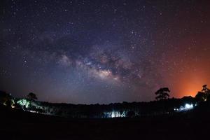 silhouet van boom en melkweg bij phu hin rong kla nationaal park, phitsanulok thailand. foto met lange sluitertijd.