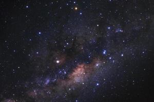 close-up melkwegstelsel met sterren en ruimtestof in het universum, foto met lange belichtingstijd, met graan.