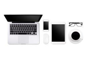 laptop tablet smartphone lenzenvloeistof en koffie op witte achtergrond met tekstruimte en kopieer ruimte foto