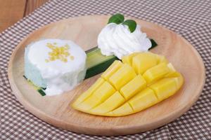 dessert zoete kleefrijst met mango kokosmelk foto