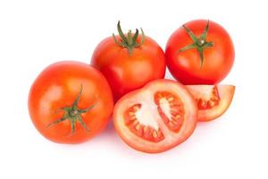 verse tomaat op witte achtergrond foto