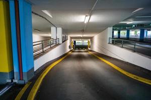 oberhausen,duitsland,2022 - parkeergarage zonder auto'sgrote parkeergarage zonder auto's foto