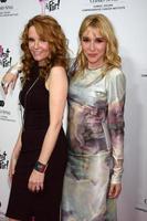 los angeles, 13 apr - lea thompson, madelyn deutch arriveert bij het what a pair benefietconcert op het brede podium op 13 april 2013 in santa monica, ca foto