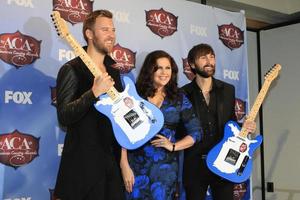 las vegas, 10 dec - lady antelbellum, charles kelley, hillary scott, dave haywood op de perskamer van de amerikaanse country awards 2013 in het evenementencentrum van mandalay bay op 10 december 2013 in las vegas, nv foto