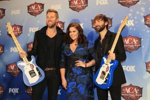 las vegas, 10 dec - lady antelbellum, charles kelley, hillary scott, dave haywood op de perskamer van de amerikaanse country awards 2013 in het evenementencentrum van mandalay bay op 10 december 2013 in las vegas, nv foto