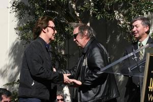 los angeles, 9 feb - paul mccartney, neil young bij de hollywood walk of fame-ceremonie voor paul mccartney bij capital records building op 9 februari 2012 in los angeles, ca foto