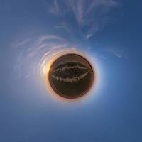 kleine planeet transformatie van bolvormig panorama 360 graden. sferische abstracte luchtfoto in veld met geweldige mooie wolken. kromming van de ruimte. foto