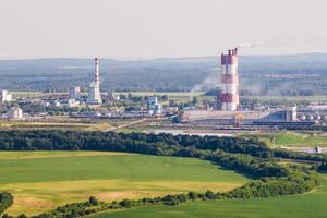 luchtfoto op leidingen van chemische onderneming plant. luchtvervuiling concept. industrieel landschap milieuvervuiling afval van thermische elektriciteitscentrale foto