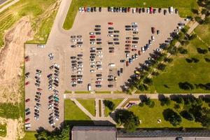 luchtfoto op grote parkeerplaats voor auto's foto