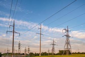 silhouet van de elektrische hoogspanningsmasten op de achtergrond van mooie avondwolken foto