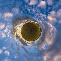 kleine planeet transformatie van bolvormig panorama 360 graden. sferische abstracte luchtfoto in veld met geweldige mooie wolken. kromming van de ruimte. foto