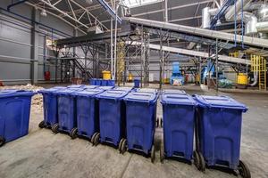 moderne afvalrecycling verwerkingsbedrijf. gescheiden afvalinzameling. recycling en opslag van afval voor verdere verwijdering. foto