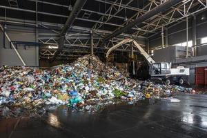 plastic balen bij de afvalverwerkingsfabriek. gescheiden afvalinzameling. recycling en opslag van afval voor verdere verwijdering. bedrijf voor het sorteren en verwerken van afval. foto