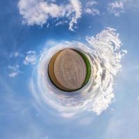 kleine planeet transformatie van bolvormig panorama 360 graden. sferische abstracte luchtfoto in veld met geweldige mooie wolken. kromming van de ruimte. foto